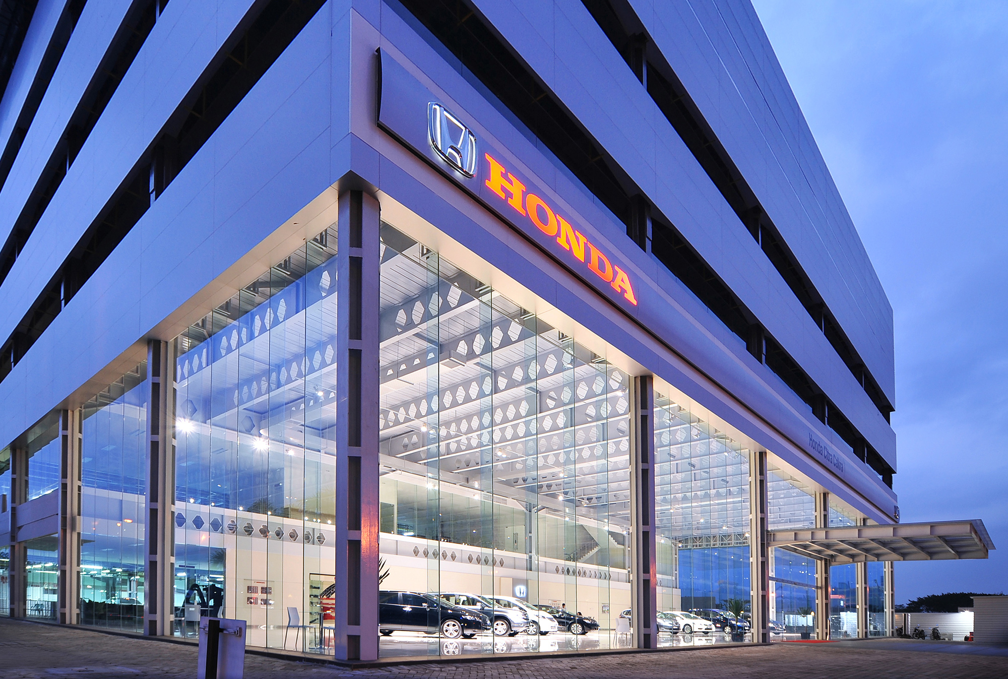 Philips Honda Surabaya Architecture Photography  - Chendra Cahyadi photography took the Architecture photography of Philips Honda Surabaya at Surabaya. Honda is the largest motorcycle and car manufacturer in the world since 1959.